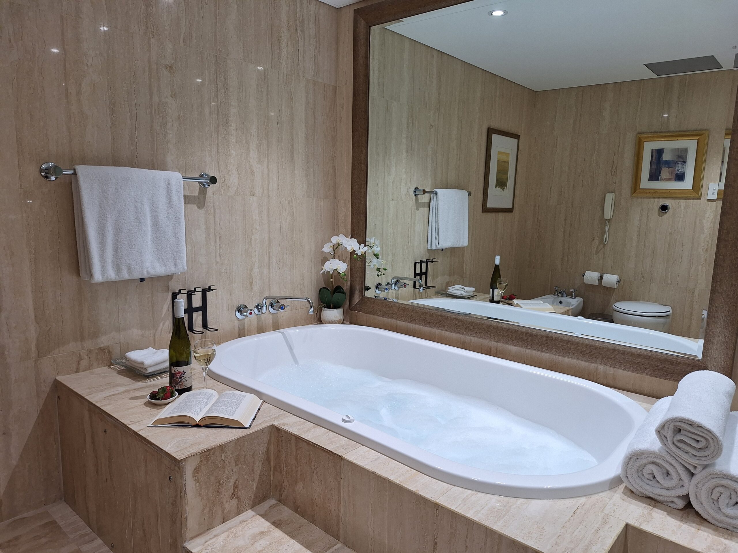 A cozy bathtub with wine